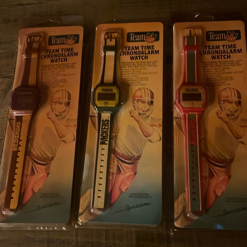 FOOTBALL fans!!!! Collector’s Vintage BULOVA Team NFL Team Chronoalarm Watch.